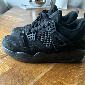 Jordan 4 Black Cat - Bra skick, använd fåtal gånger, säljer billigare för att ja har bytt still. Kan tänka mig sänka priset vid direkt köp.  Passar 38-39 