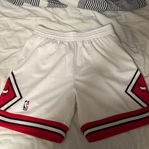 Basketshorts - Säljer dessa snygga basketshorts från  Mitchell&Ness. Laget är Chicago Bulls och brallorna är knappt använda. Storlek large. Ca 550 nypris. Kom med prisförslag!