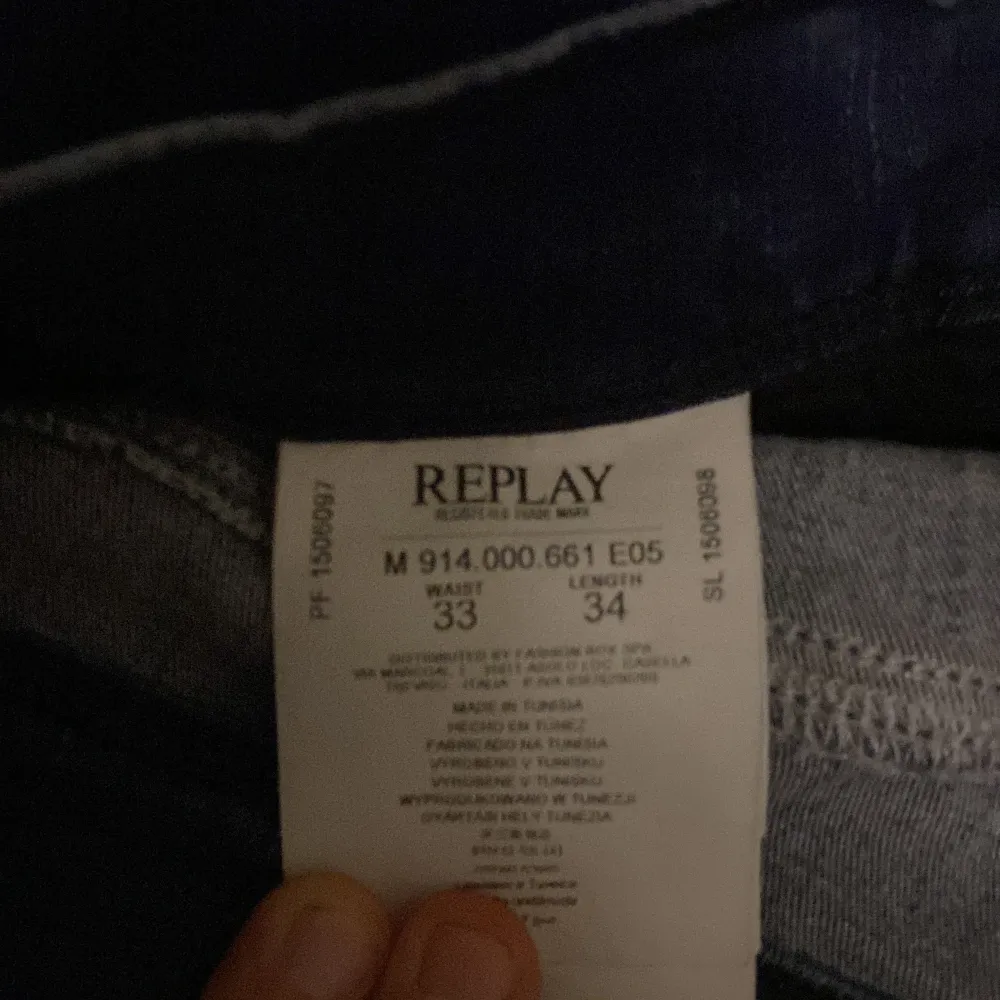 Säljer mina replay jeans Det står storlek 33w 34l men dem har krympt lite grann Säljer dem för jag inte gillat färgen Inga defekter annars . Jeans & Byxor.