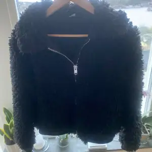 Säljer nu min svarta Teddy jacka från hm som är perfekt nu till våren!!🥰