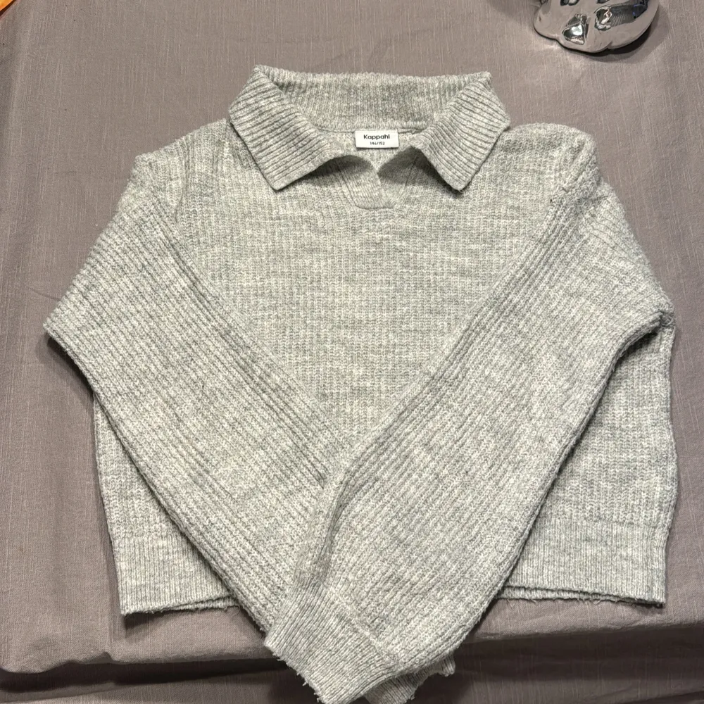 väldigt mysigt material på tröjan 👍 tröjan köpte jag ganska länge sedan så att storleken är för liten för mig 💗 Väldigt Bra skick, inget fel med den.. Hoodies.