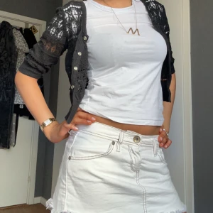 Svart bolero  - Säljer min svarta bolero då den inte kommer till användning och jag rensar min garderob!💞Pris kan diskuteras!💞