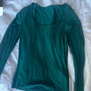Tröja - Ifrån gina, grön fin färg med slits i ärmarna! Aldrig använd 