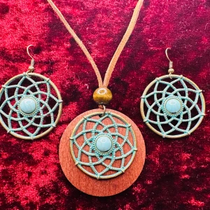 Smyckesset med turkosa stenar Retro Vintage Boho Hippie Bohemisk - Toksnyggt, nytt och oanvänt matchande smyckesset.  Vackert utsirad metallbas med turkosa stenar. Retro / vintagelook.   Läderband med justerbar längd, Max cirka 80 cm långt. Medaljong 5,5 cm x 4,5 cm. Örhängen med krokar, 5,5 cm långa, 3,5 cm breda.