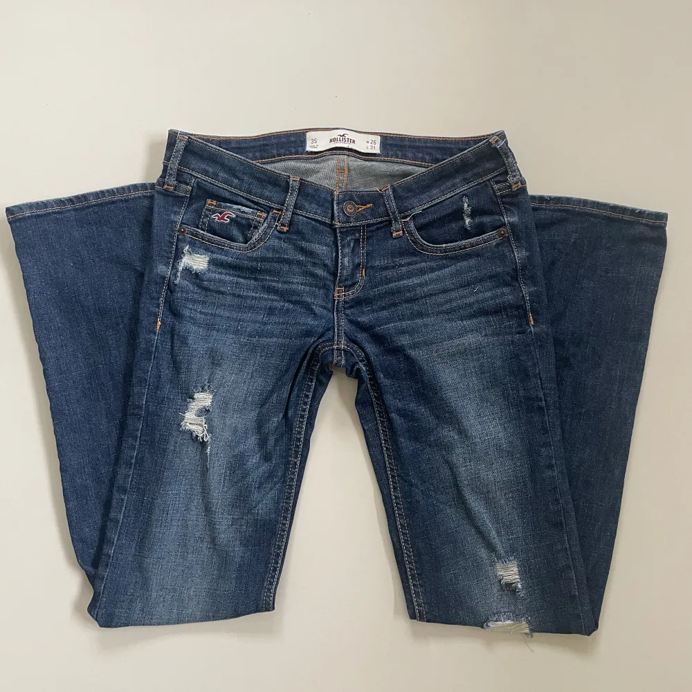 Sjukt snygga och populära jeans från hollister! Jag skulle nog säga att den är mellan raka och skinny, men man kan lätt klippa dem till Lågmidjade shorts som på sista bilden💘 skriv privat för bilder på. Jeans & Byxor.