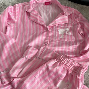 Barbie pyjamas  - Oanvänd barbie pyjamas skulle säga det är en storlek 32-34 