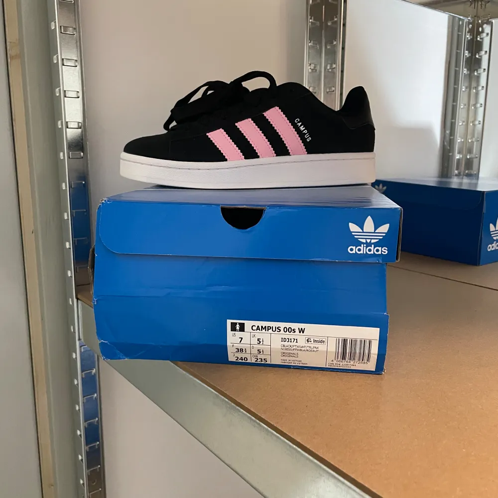 Säljer ett par helt nya adidas campus 00 i färgen black-true pink i storlek 38 2/3. Kvitto finns, skriv vid intresse.. Skor.