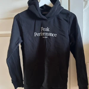 Svart Peak Performance hoodie - Bara använd ett fåtal gånger så fortfarande i nyskick. 