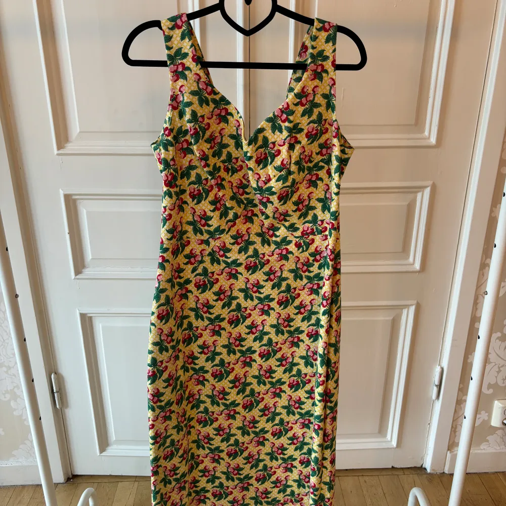 Blommig klänning, ostretchig. Storlek 40. Modellen på bilden bär samma klänning, S. 38 Modellen på bilden är 173 cm och har storlek 38 i de flesta andra kläder. Aldrig använd. Vi har lagt ner vår klänningsbutik och säljer ut. Ny pris är 2000-3000kr. Mekot.