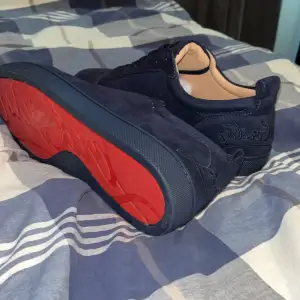 Navy blue loubs i nyskick, använda 1-2 gånger!  Fick de i present av farsan men är för små därför säljs dem! alla tillbehör finns! Kontakta vid frågor! PRISET KAN DISKUTERAS! Kan inte garantera äkthet!