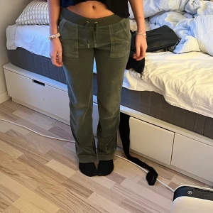 Juicy couture byxor gröna  - Gröna juicy byxor, bra skick men en fläck på ena benet, säljer pga ingen användning  