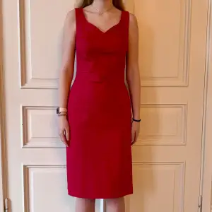 Jättefin röd klänning i skönt material. Storlek 40. Lite liten i storleken. Modellen på bilden är 173 cm och har storlek 38 i de flesta andra kläder. Aldrig använd. Vi har lagt ner vår klänningsbutik och säljer ut. Ny pris är 2000-3000kr