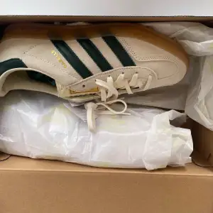 Aldrig använda Adidas Originals Gazelle Indoor. Storlek 40. Gräddvita och  gröna sneakers 