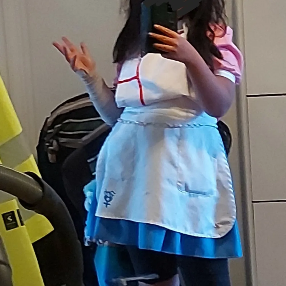 !!TRYCK EJ KÖP NU!!! It's an xl in Asian size, It has a foundation stain on the pink shirts collar and has a sewn on heart on the apron. The apron cant be tied.  Wig and bandages dont come with. Bought 2020 for 300 KR. Övrigt.