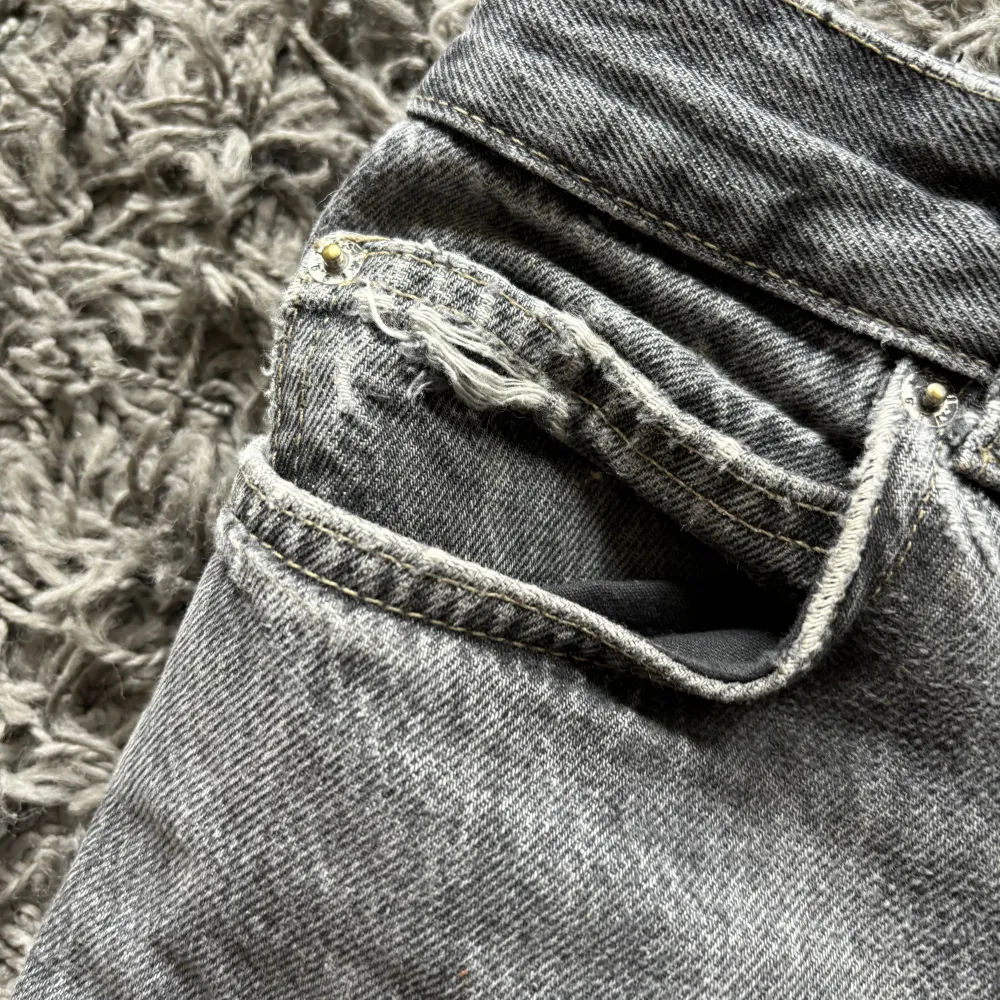 Säljer ett par Pull&Bear Jeans som jag inte längre använder. Dom är lite slitna vid fickorna och kanterna längst ner annars är de bra skick  Skick 5/10 Storlek: 40 Priset kan diskuteras  . Jeans & Byxor.