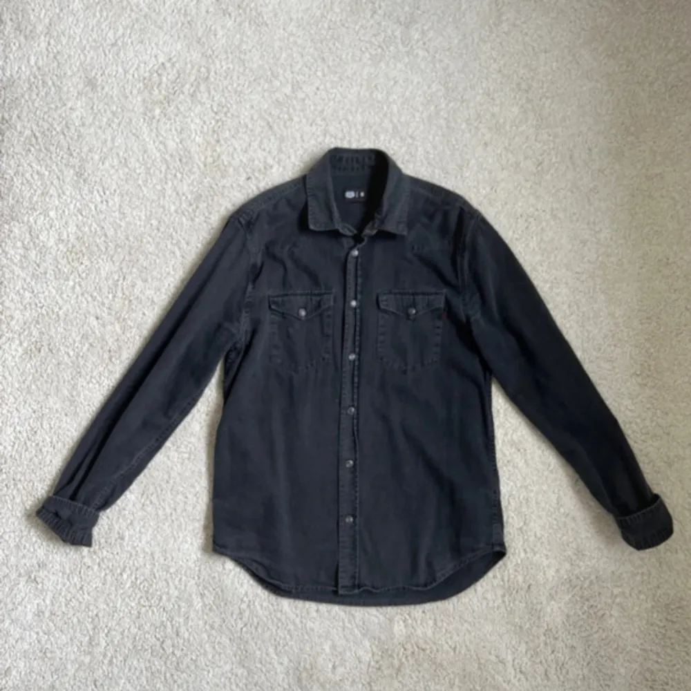 Använd den som en Overshirt eller skjorta! Mått: Axelbredd: 45cm. Jackor.