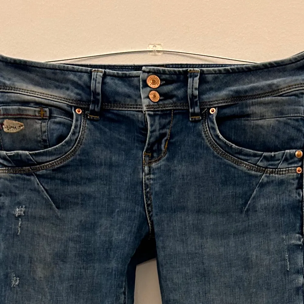 Super lågmidjade LTB jeans, omsydda till ett par unika jeans som ingen annan har. . Jeans & Byxor.