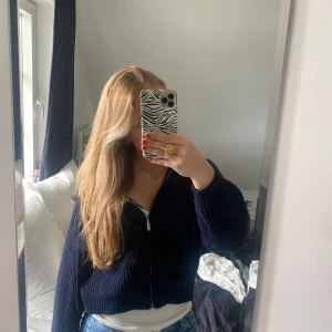 Stickad zip-up/kofta - Bra skick, lite nopprig men inget som syns