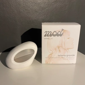 Ariana Grande parfym 30ml - Säljer min Ariana Grande mod vanilla parfym 30ml då jag inte tycker att den passar på mig. Den är endast använd 2 gånger därav nästan helt ny, nypris 595kr. Pris kan diskuteras💕