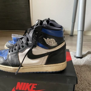 Jordan 1 high Royal Blue - Använda! Pris går att diskutera. Storlek 43. Till kommer hela nya extra laces (blåa) 
