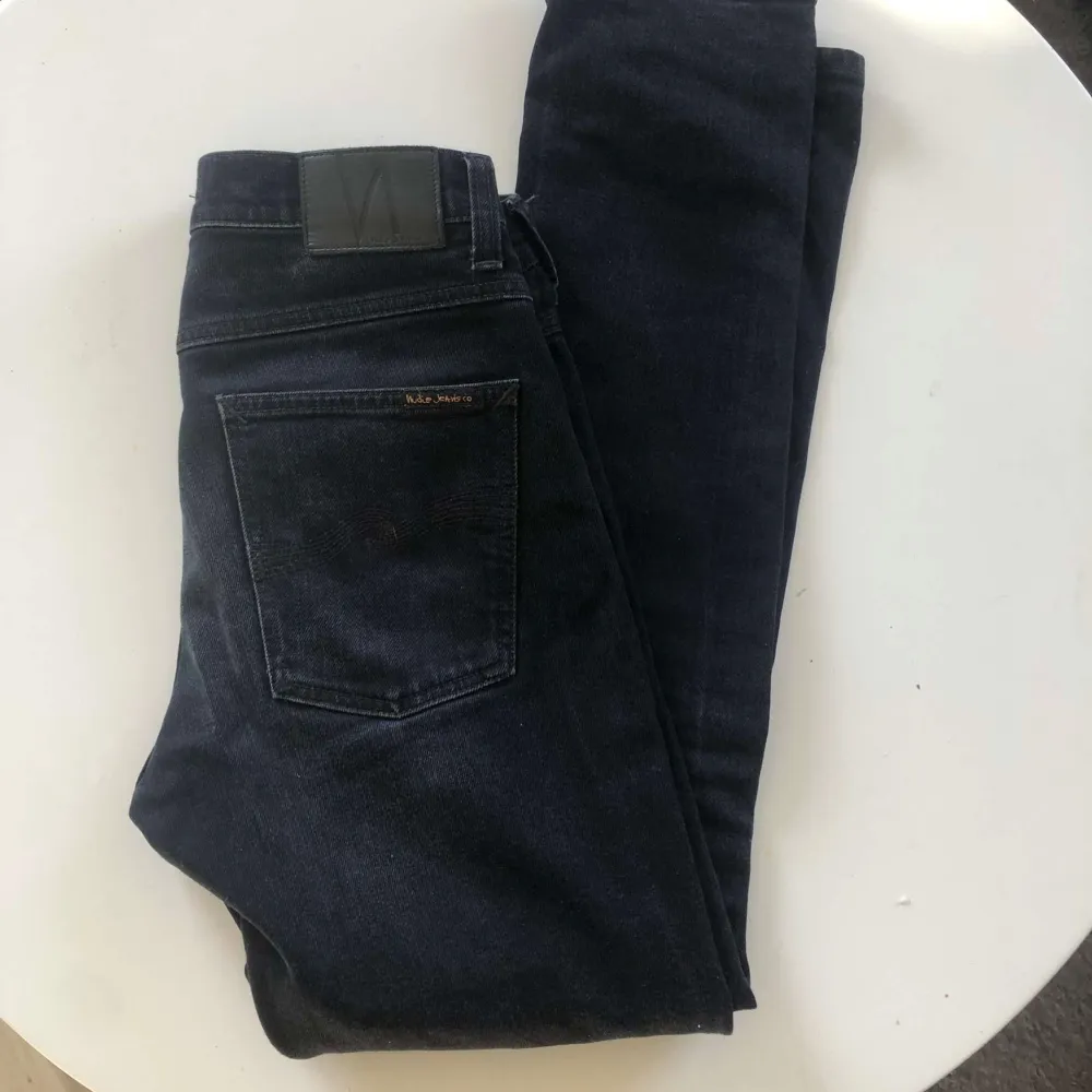 Säljer dessa sjukt snygga svarta nudie jeansen i den populära modellen Grim Tim använda 1 gång   Skriv för mer frågor  Mvh Eddie ✌️. Jeans & Byxor.