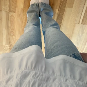 Jeans - Skitsnygga ljusblåa jeans från zara. Använt ett fåtal gånger och är därför i nyskick!!💗