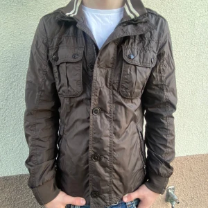 Moncler field jacket! - Hej! Säljer denna riktigt schyssta field jackan från moncler i äldre modell. Perfekt för sommarkvällar.  Bra skick. Storlek:2. Billigare vid snabb affär!