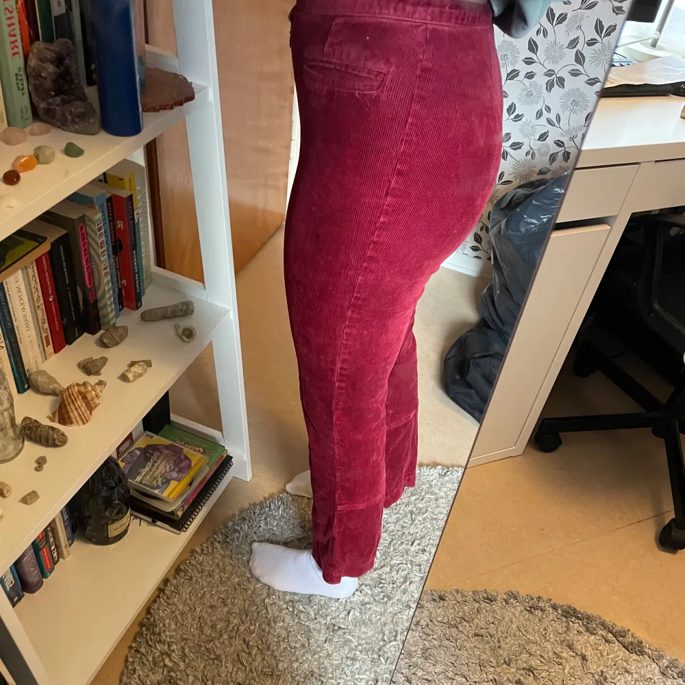 Manchesterbyxor i färgen röd. Funkar bra på 162cm. Milano brand. Bra skick. Dragkedja längst ner i benen. Storlek står ej men passar xs/s. Jeans & Byxor.