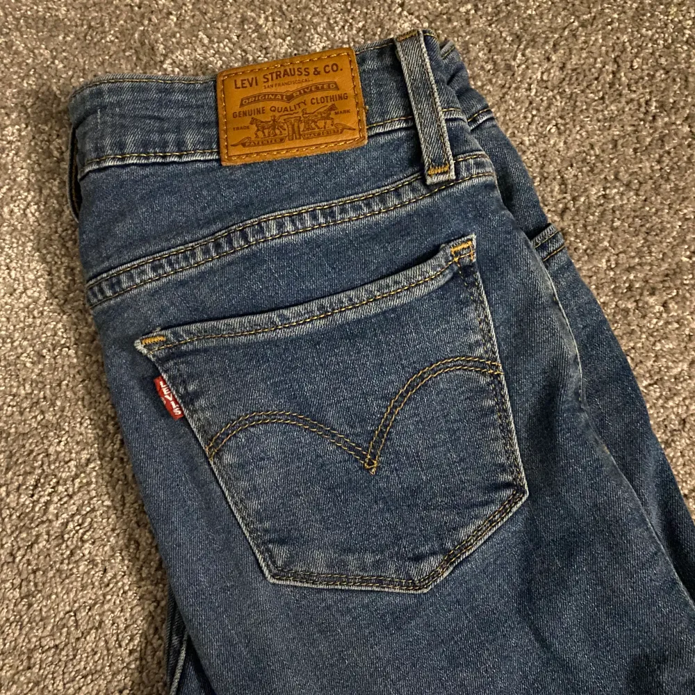 Riktigt snygga Levis jeans som inte kommer till användning längre, jeansen är bootcut och använda 1 gång vad jag kommer ihåg. Levis storlekar är ganska stora så jag på bilden är 164 men jeansen är i strl 24. Som nya i skick.. Jeans & Byxor.