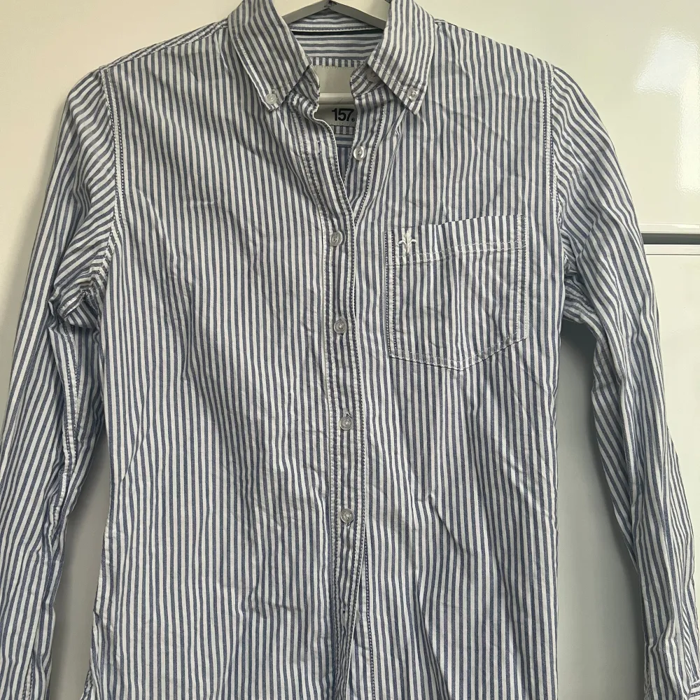 Säljer min fina skjorta från lager 157 i storlek s 💫 Andvänd 3gånger. Inga defekter.   Hör av er vid funderingar🌸. Skjortor.
