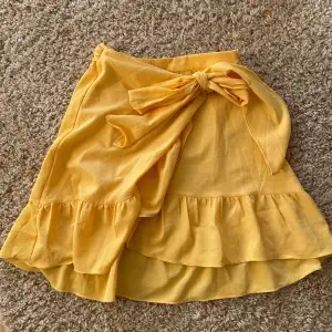 Fin gul kjol med volanger från Vero Moda i storlek S💕 pris kan diskuteras ❤️