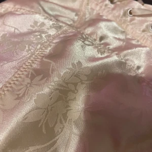 Korsett topp - Köpt för ett tag sedan. Tyvärr så passar den inte riktigt min passform. Den är i nyskick. Går att knyta där fram.