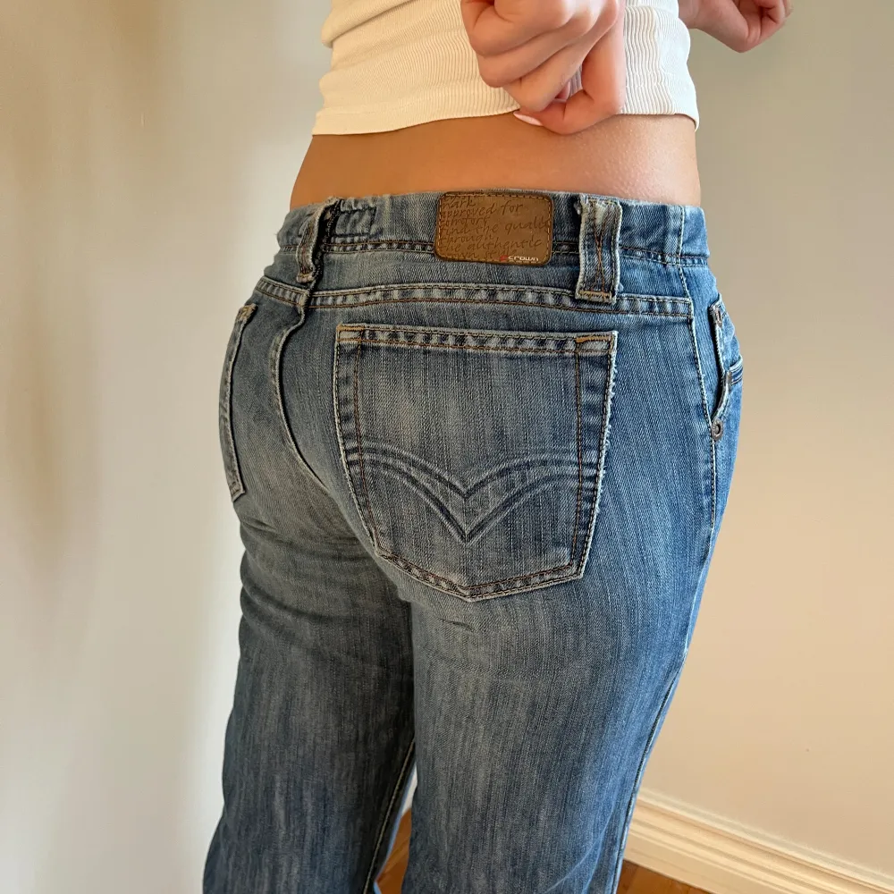 Midjemått( rätt över): 38cm  Inerbenslängd: 80cm   Köp dem via ”KÖP NU” eller Swish  Modellen är 170 cm, inga defekter 💕 . Jeans & Byxor.