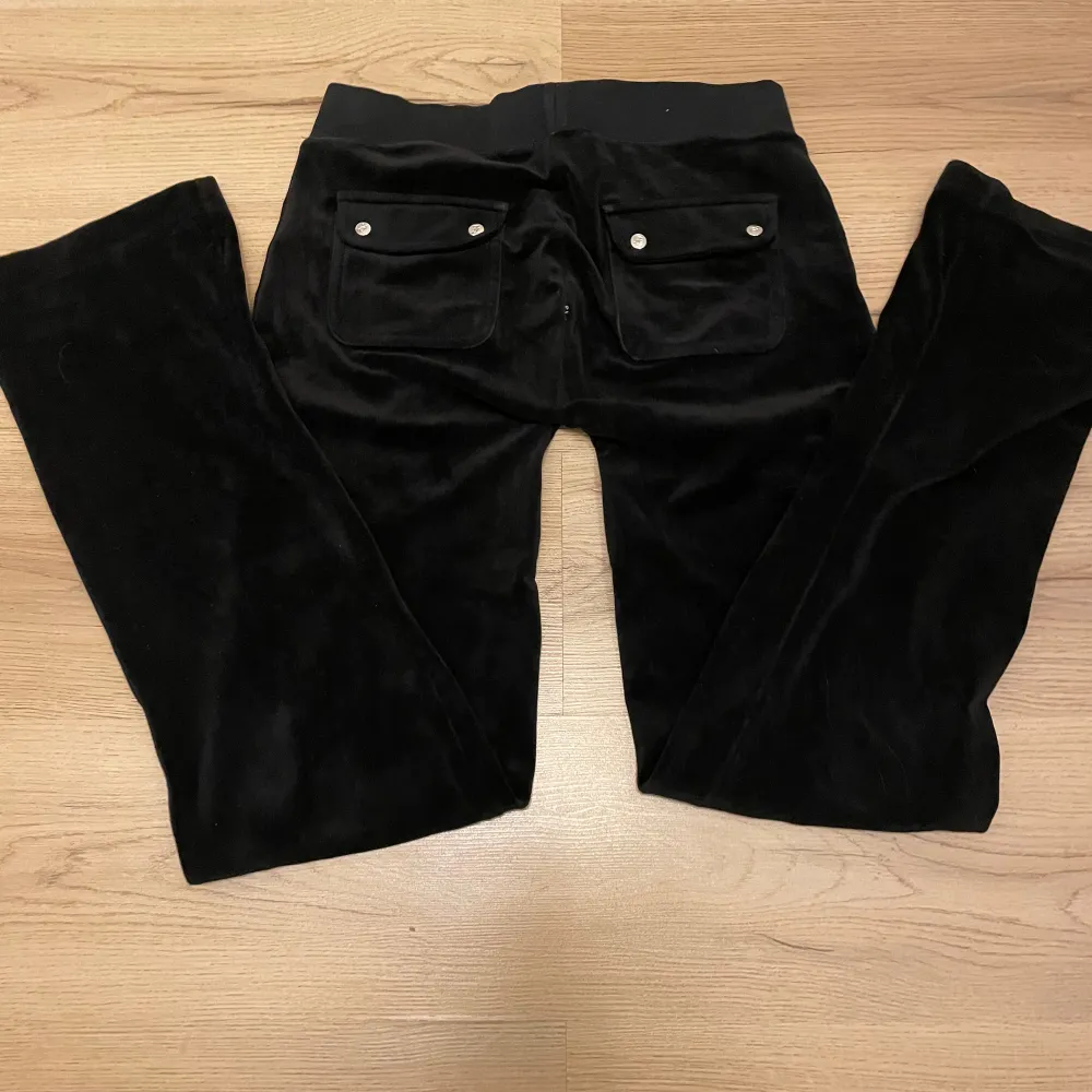 Fint skick, de är nersydda till lågmidjat, är i storlek m men passar mig som är storlek xs men de är lite förlånga för mig som är 170🫶🏻. Jeans & Byxor.