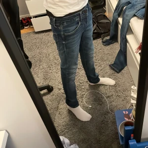 Jack & Jones jeans  - Blåa fina Jack & Jones byxsor i ny skick använt ett få tal gånger jag är 173 på bilderna men skulle säga dom är lite för små för mig 