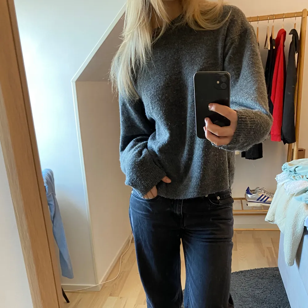 En stickad tröja från H&M. Endast använd några enstaka gånger vilket gör att den är i bra skick. Har ni några frågor är det bara att fråga på, puss puss💋. Neuleet.