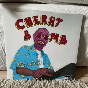 Tyler, the creator vinyl skiva säljes i nästan nyskick, endast öppnat och spelat fåtal gånger. Om du är intresserad av fler skivor jag säljer så kanske vi kan fixa paketpris. Skriv till mig om du undrar något om till exempel press/skick. 