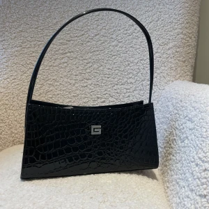 Vintage guess väska  - Säljer min vintage guess väska, fick den av min mamma som köpte den för flera år sedan. Väldigt bra kvalité, o lyxig i modellen