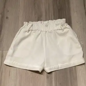 Vita shorts på resårband, knappast använda :) 