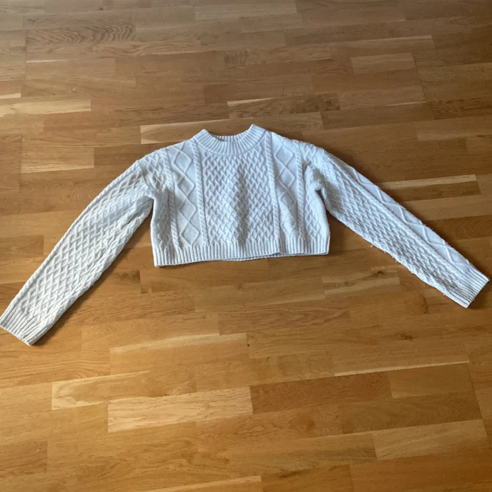 Detta är en stickad tröja från H&M i storlek XS. Bra skick utan defekter. Den är kort i modellen men väldigt snygg med ett linne under. Hör av dig vid frågor.. Stickat.