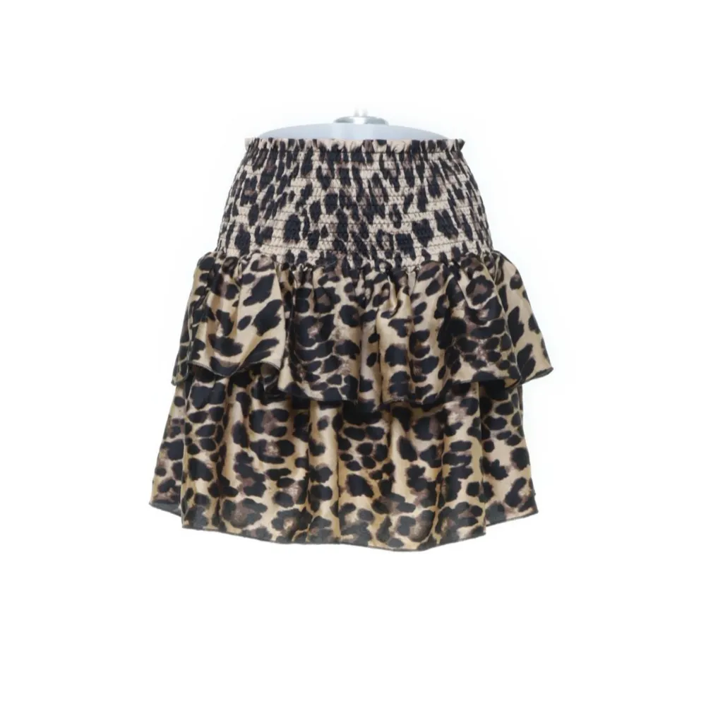 Säljer denna jätte gulliga leopard kjol, perfekt till sommaren! 💞 Köpt på Sellpy 💞 Märket är shk paris och den är i storlek s men är väldigt stretchig så passar fler! Hör av er vid frågor ❤️. Kjolar.