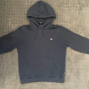 Dickies hoodie - Nypris 700, säljer för 300. Jag är 190cm, 78kg och den sitter ganska på gränsen, en aning liten.