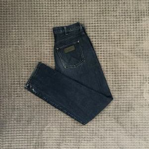 Wrangler jeans - Nypris 1000, säljer för 400. Storlek W30 x L34. Perfekt för dig som är lång och smal.