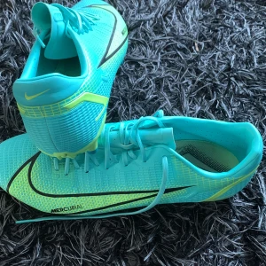 Fotbollsskor - 2 år gamla nike mercurial skor. Inte använda då när jag köpte dom var dom för små