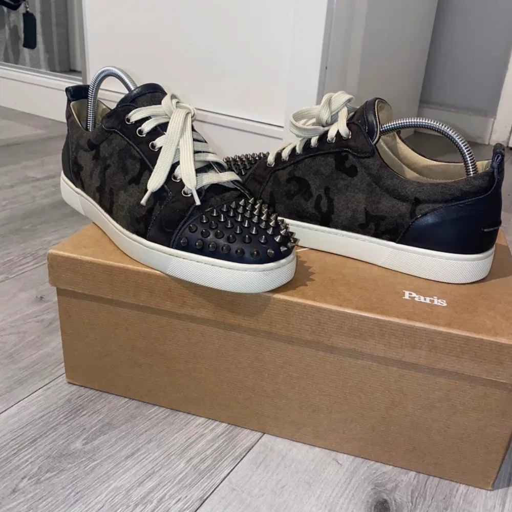 Säljer nu mina ritkigt feta och rare loubs eftersom dom inte passar mig längre. Har använt dom i ca 2 år och skicket är fortfarande nästintill perfekt 🤩 . Kengät.