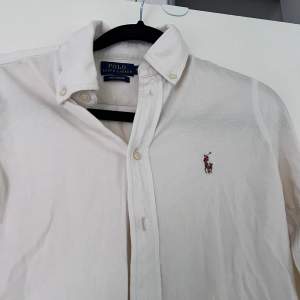Skjorta från Ralph Lauren, Storlek S men liten i storlek. 