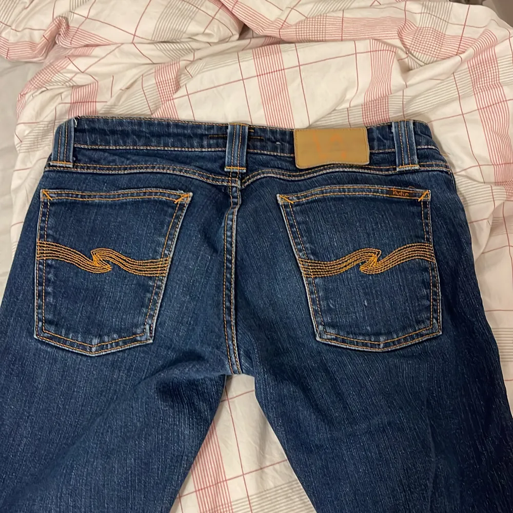 Låg midjade bootcut jeans från Nudie jeans i topp skick 😋😋 jag är 165. Jeans & Byxor.