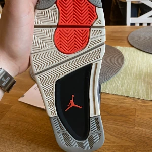 Jordan 4 Infrared  - Det är lite slitage i inne hälen och ena nätet har släppt annars bra skick. Kan skicka bild om de önskas. Digital kvitto finns och boxen med. 