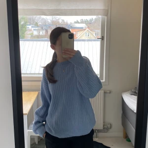 Fin stickad tröja  - Fin ribbstickad tröja från HM i storlek S. Använd men inga defekter. Köpt för 299 säljer för 150kr ☺️