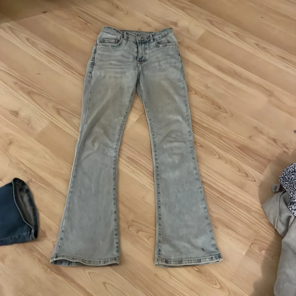 Lågmidjade jeans köpta på Bik bok å där kostade de 700 men säljer de för 500 för de e använda🥰 . Jeans & Byxor.